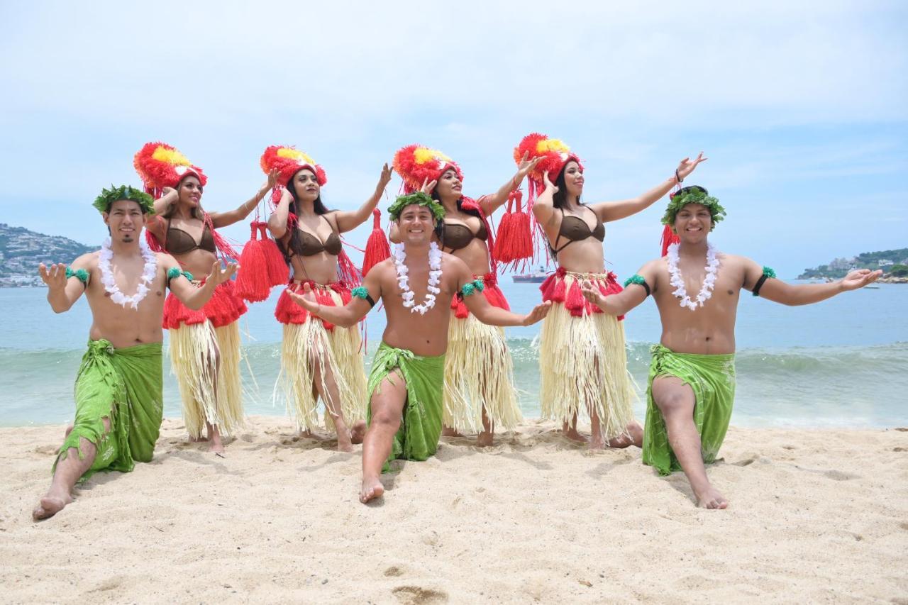 Ritz Acapulco All Inclusive Kültér fotó Luau dancers in Hawaii