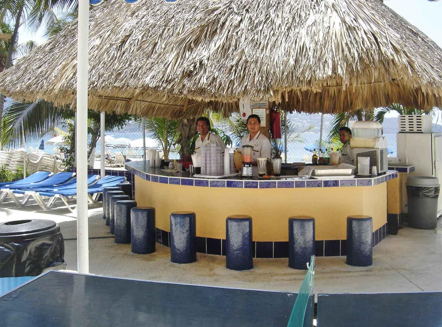 Ritz Acapulco All Inclusive Kültér fotó A poolside bar in a resort