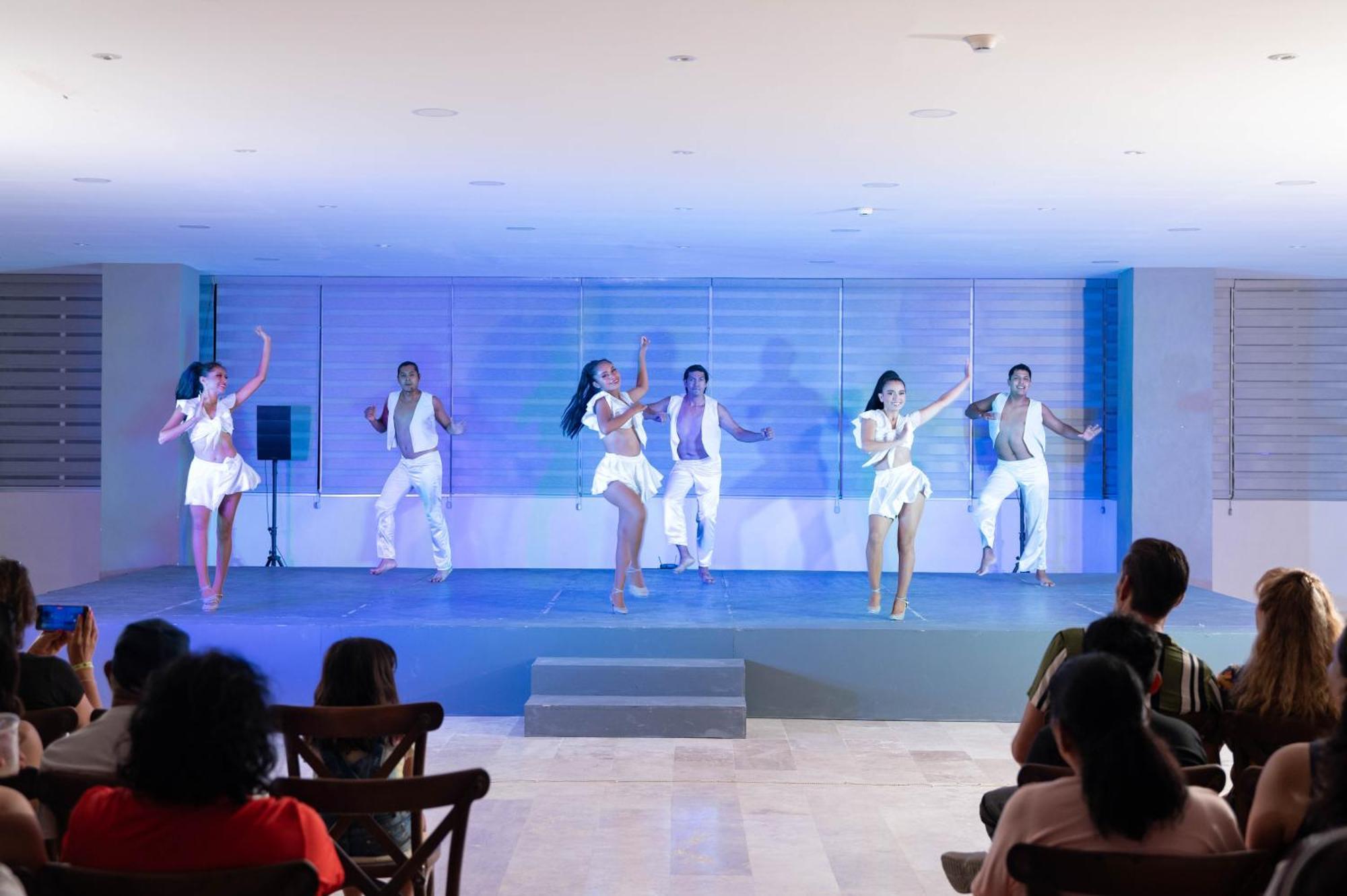 Ritz Acapulco All Inclusive Kültér fotó Entertainment at a resort