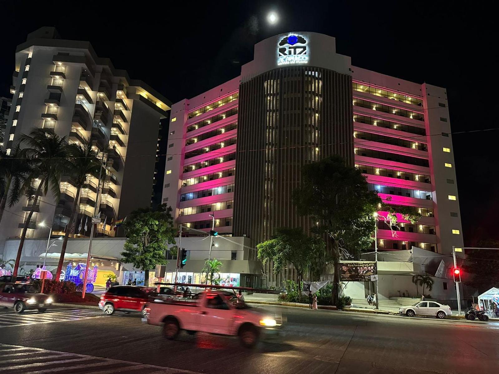 Ritz Acapulco All Inclusive Kültér fotó The hotel at night