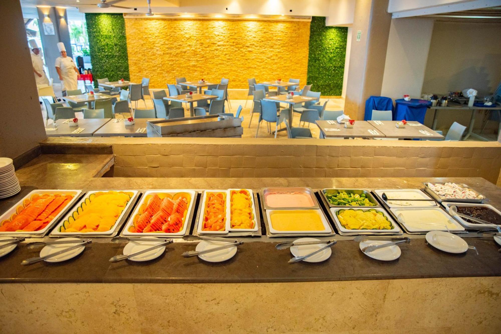 Ritz Acapulco All Inclusive Kültér fotó A buffet at a hotel