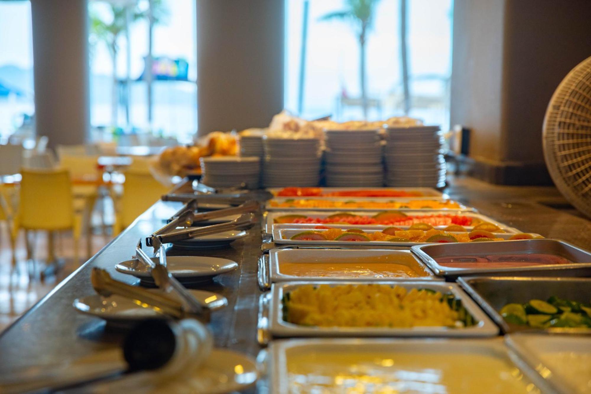 Ritz Acapulco All Inclusive Kültér fotó A chafing dish buffet