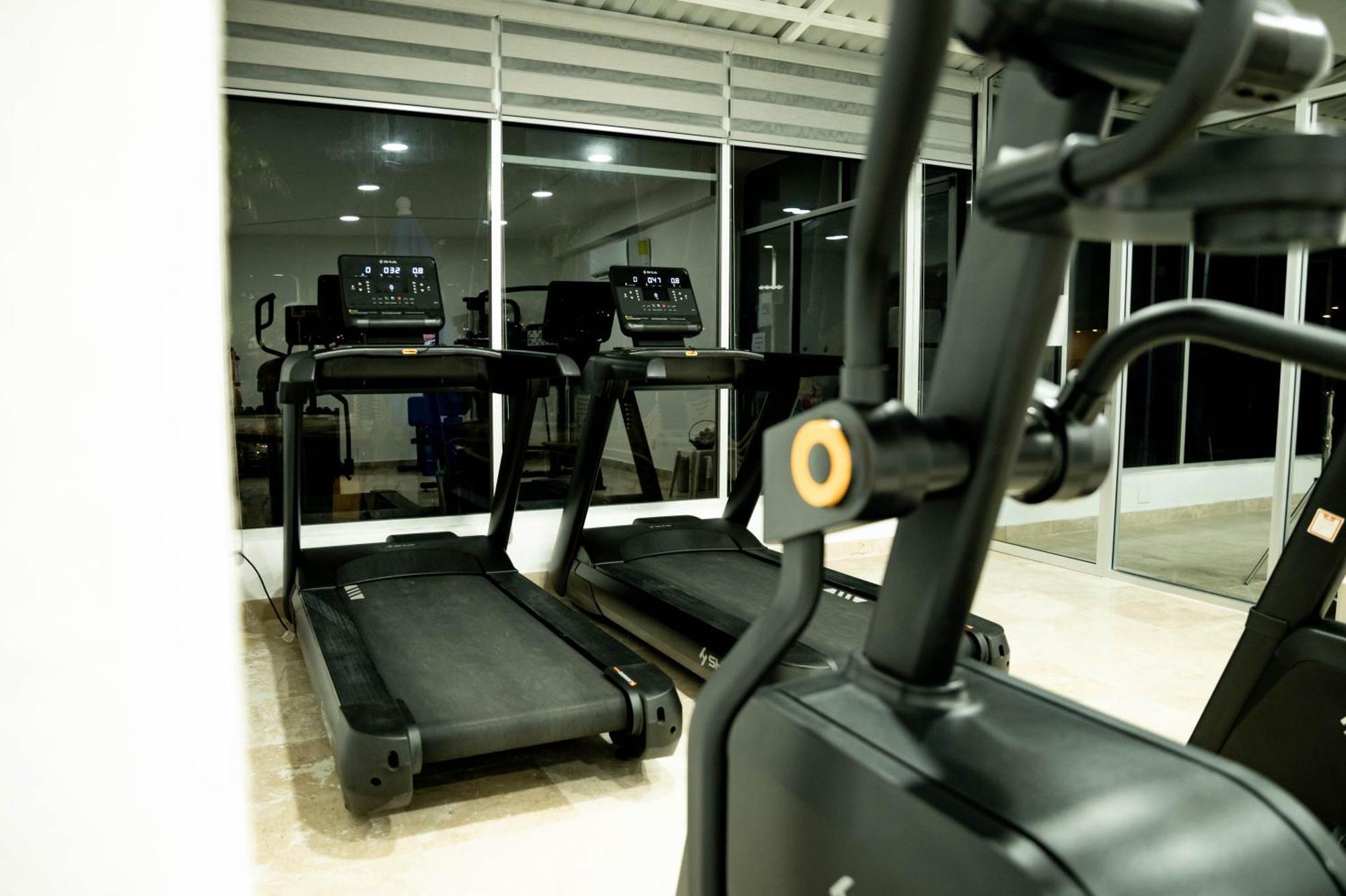 Ritz Acapulco All Inclusive Kültér fotó A treadmill