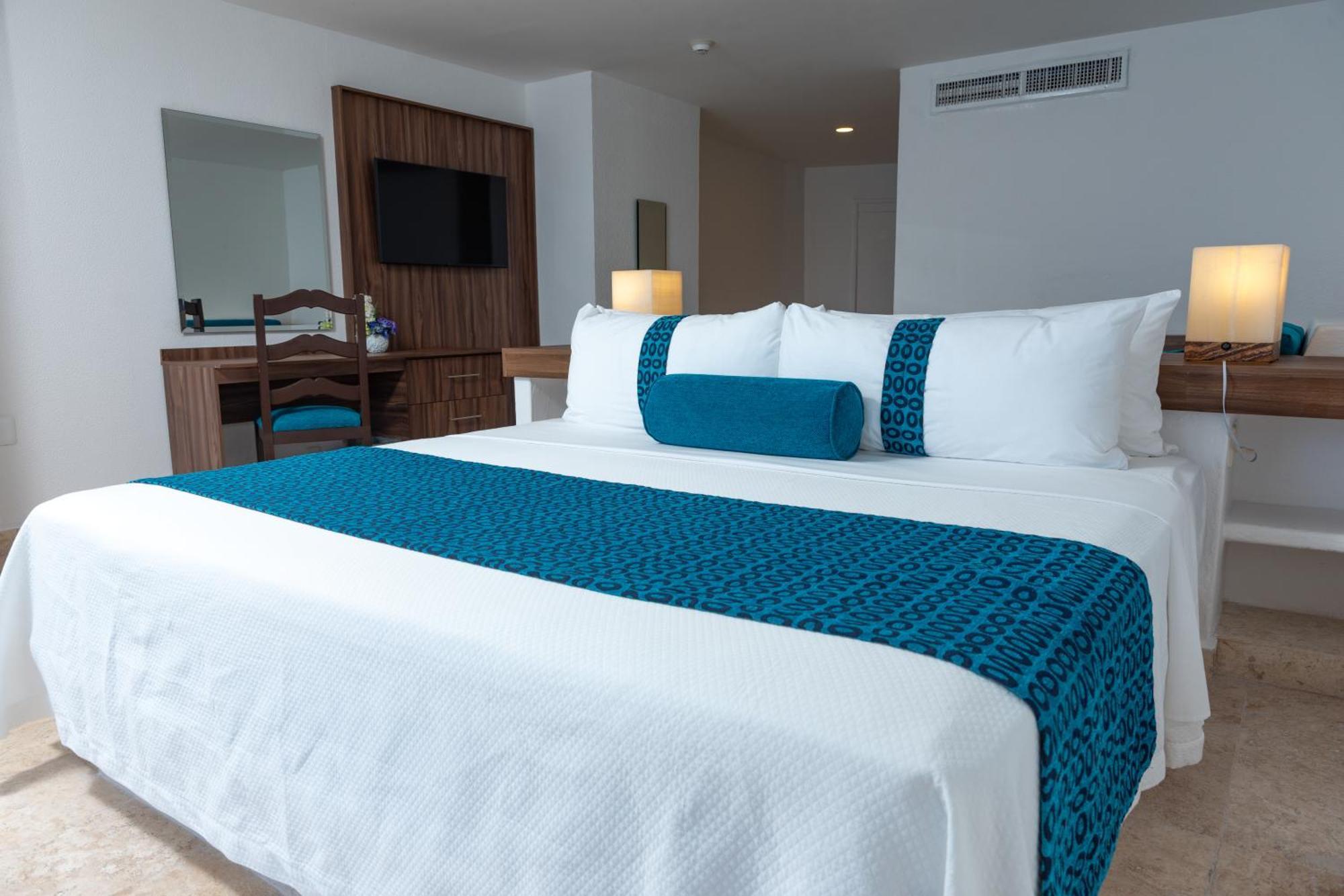 Ritz Acapulco All Inclusive Kültér fotó A bed runner