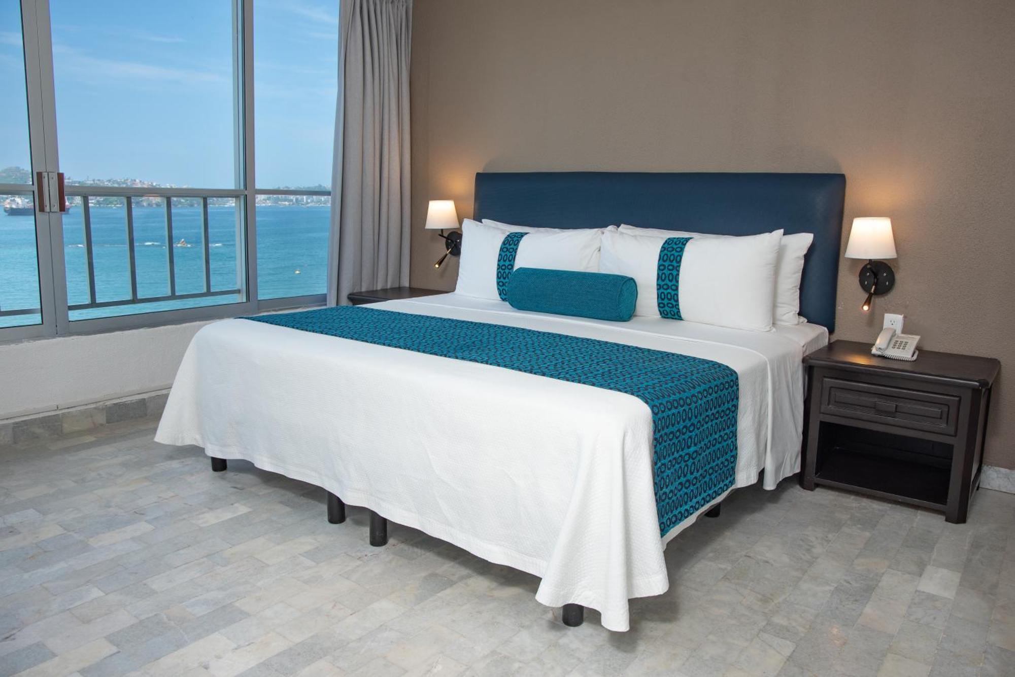 Ritz Acapulco All Inclusive Kültér fotó A bed with a bed runner