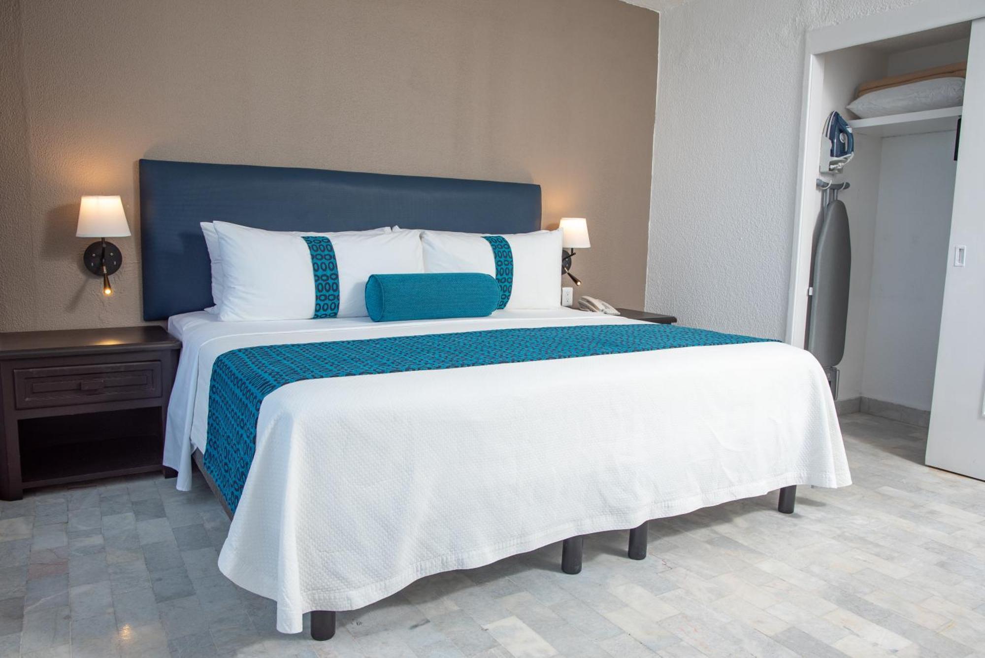 Ritz Acapulco All Inclusive Kültér fotó A bed