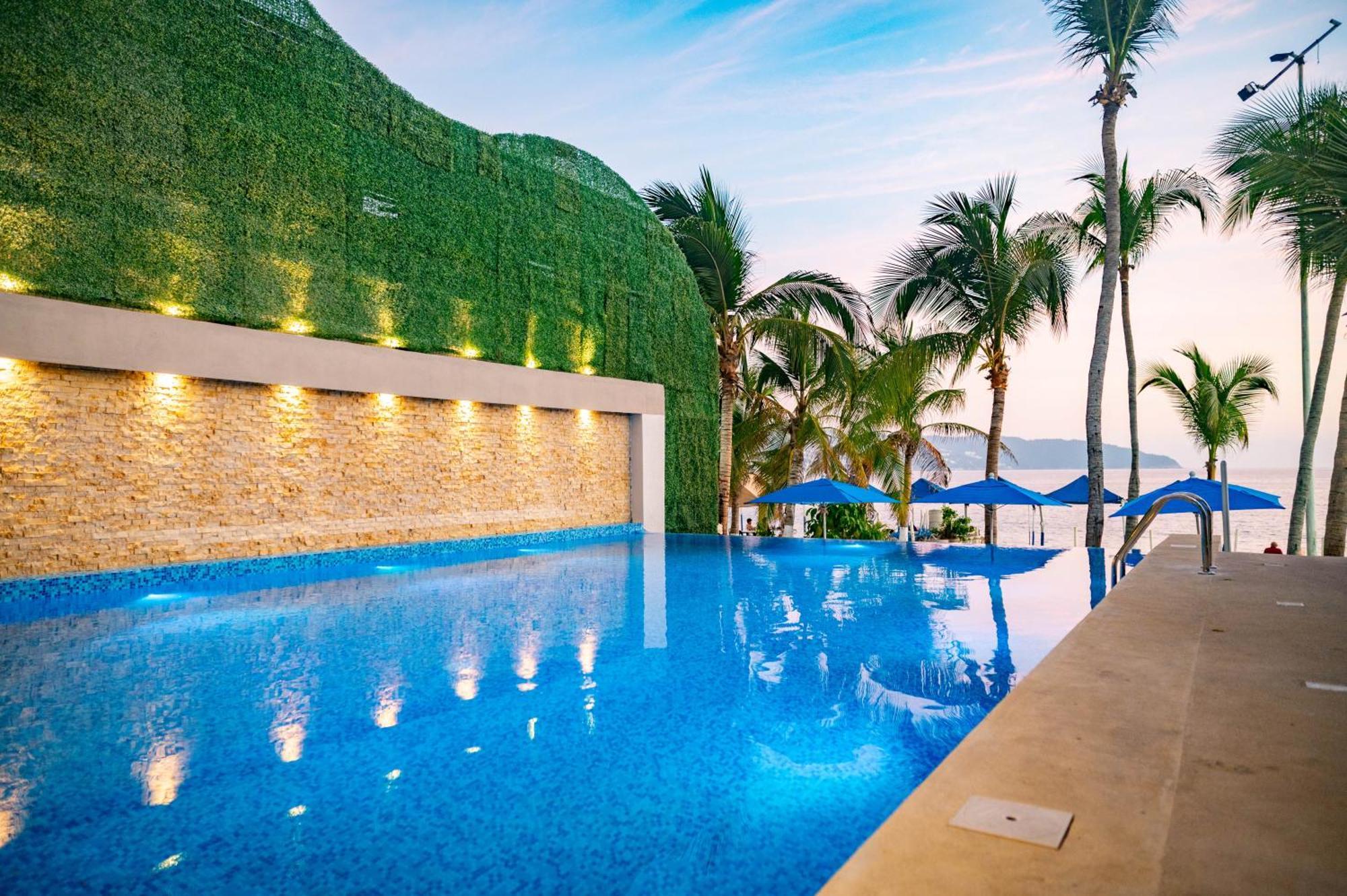 Ritz Acapulco All Inclusive Kültér fotó The swimming pool at the resort