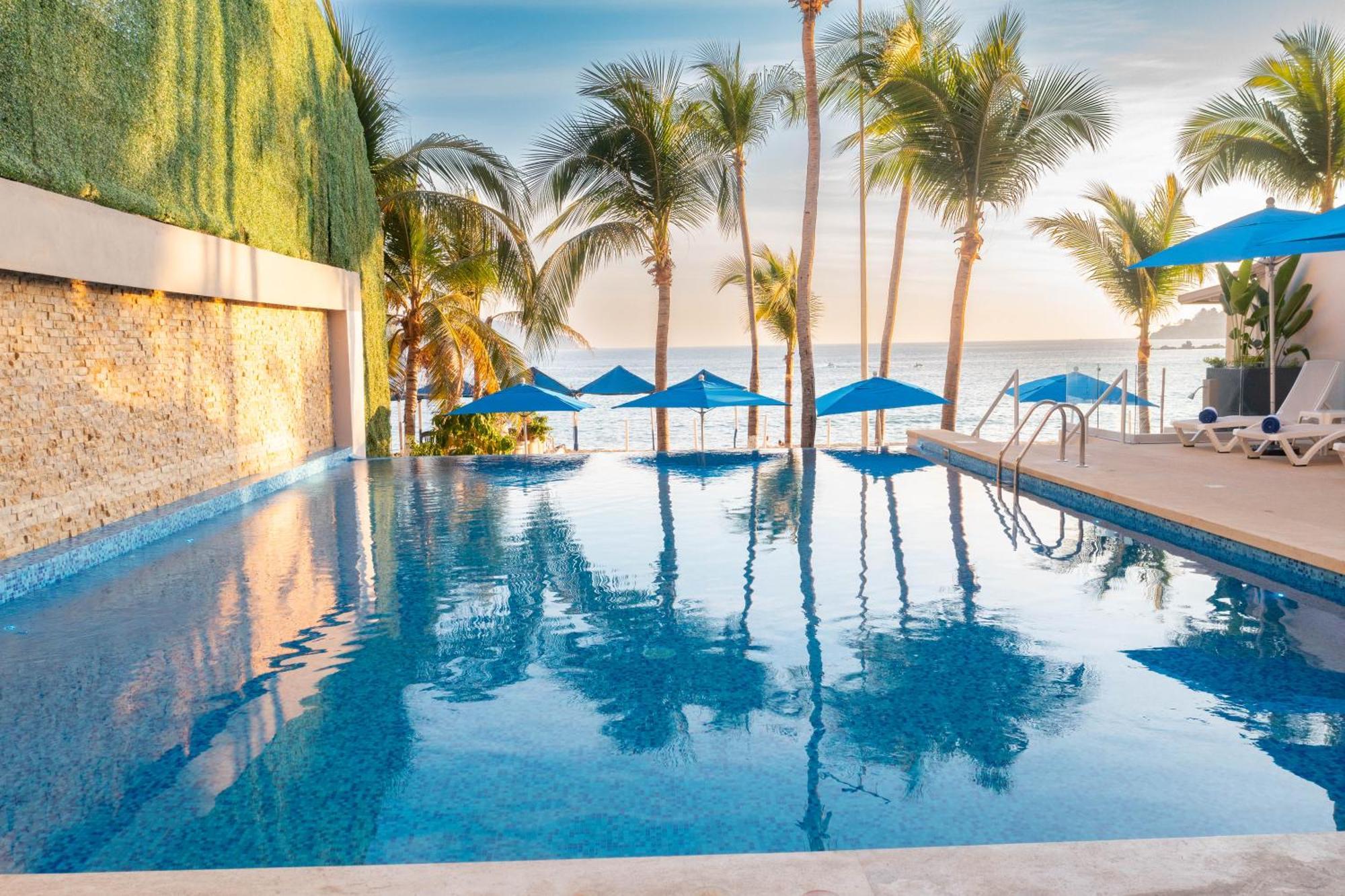 Ritz Acapulco All Inclusive Kültér fotó Infinity pool at the beach