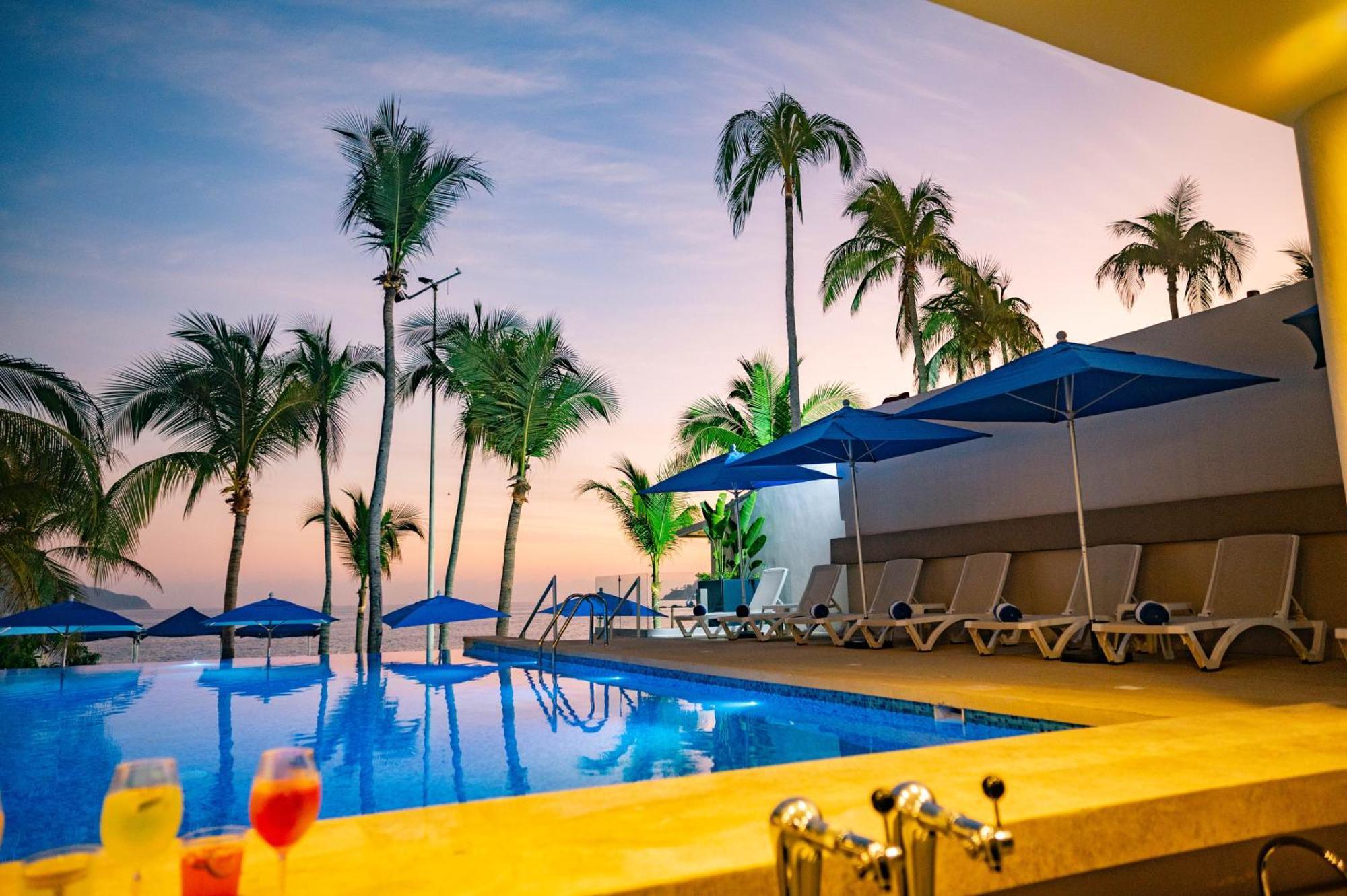 Ritz Acapulco All Inclusive Kültér fotó The swimming pool at the hotel